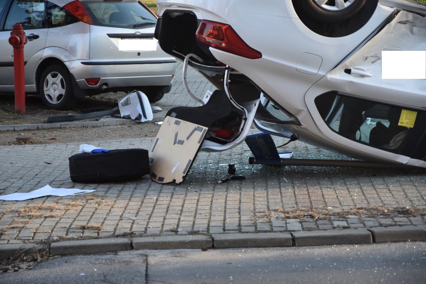 Tarnów. Groźny wypadek w Mościcach. Staranowana taksówka wylądowała na dachu [ZDJĘCIA]
