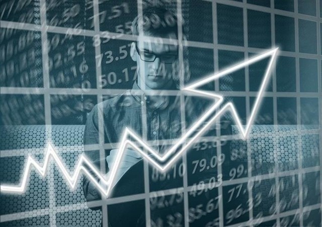 Oto raport demograficzny z powiatu buskiego za 2020 rok. Niestety jest źle. W całym powiecie ubyło przez rok blisko 700 os&oacute;b, czyli około 1 procent populacji.  Jak przedstawiają się liczby jeśli chodzi po poszczeg&oacute;lne gminy? Też źle - po raz pierwszy od lat ubyło mieszkańc&oacute;w we wszystkich gminach naszego powiatu! To między innymi efekt bardzo dużej śmiertelności zakażonych koronawirusem - najgorzej było w listopadzie gdzie zmarło dwukrotnie więcej ludzi niż w listopadzie 2019. W grudniu sytuacja się uspokoiła. Zapraszamy do zapoznania się z raportem o liczbie ludności w powiecie oraz w każdej z gmin na koniec 2020 roku. &gt;&gt;&gt;Więcej zdjęć na kolejnych slajdach