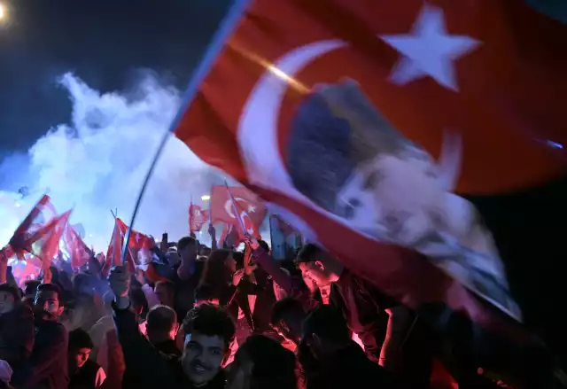Zwycięstwo w wyborach samorządowych świętuje CHP, partia założona ponad sto lat temu przez ojca świeckiego państwa tureckiego, Kemala Paszę