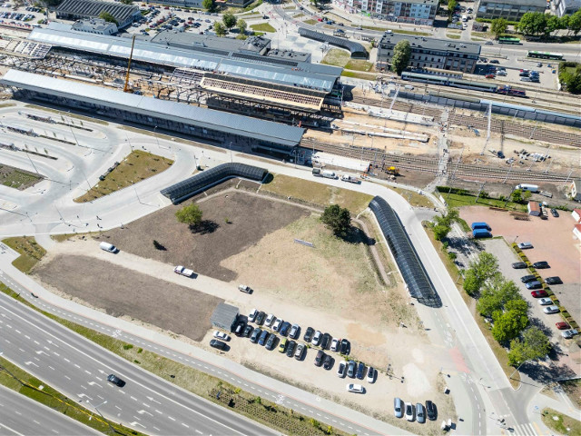 Węzeł Intermodalny w Białymstoku. Miasto znowu szuka projektanta zielonego parkingu. W miejscu dawnego CH Park. Przy wejściach do tunelu