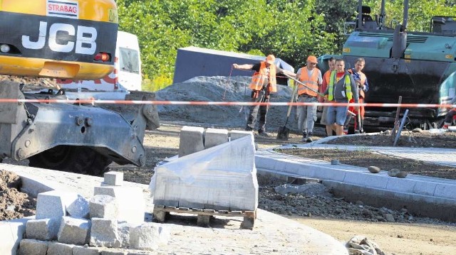 Rondo na drodze krajowej w Biczycach już nabiera kształtów, a kierowcy jeżdżą wahadłowo