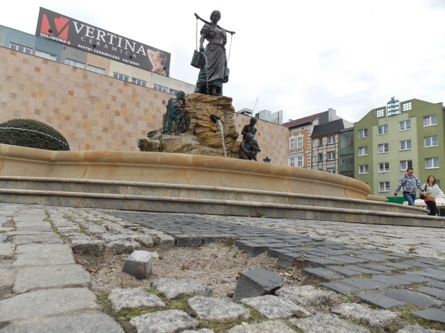 Dziury na Starym Rynku są nawet przy wyremontowanej za 1 mln zł fontannie!