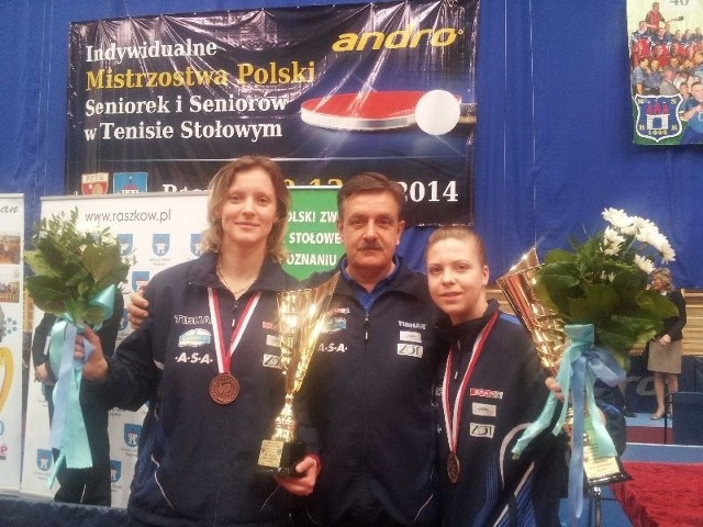 Kinga Stefańska (z lewej i Roksana Załomska sprawiły trenerowi Zbigniewowi Nęckowi sporo radości zdobywając brązowy medal.