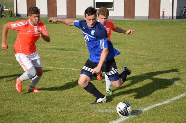 Piłkarze Klubu Sportowego Stara Błotnica (pomarańczowe stroje) zagrali ambitnie z liderem, ale Jedlińsk okazał się za silny.