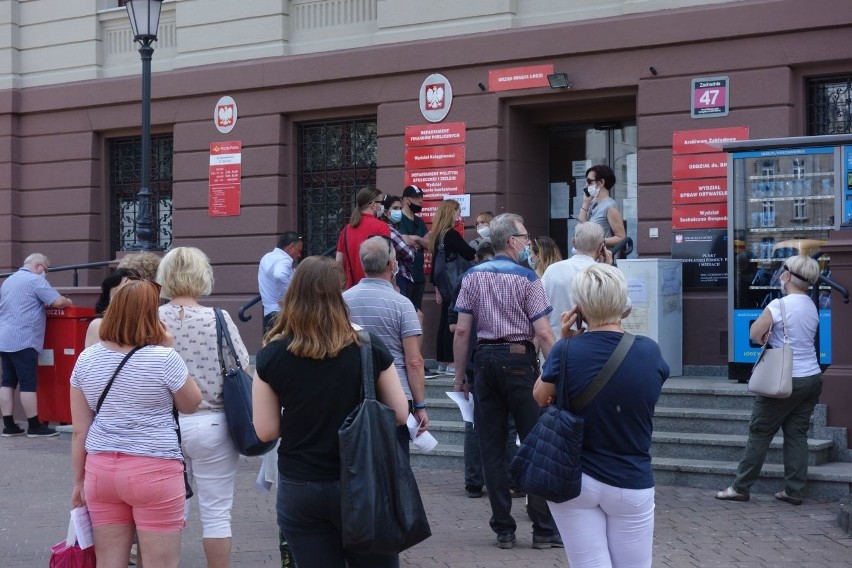 Petenci stali dziś przed wydziałami urzędu miast przy ul. Zachodniej 47 i al. Politechniki 32. A wszystko znowu przez wirusa.