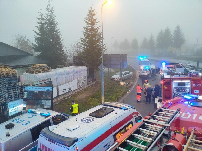 Wypadek na obwodnicy Staszowa. Zderzyły się trzy samochody. Pięć osób trafiło do szpitala. Zobaczcie zdjęcia