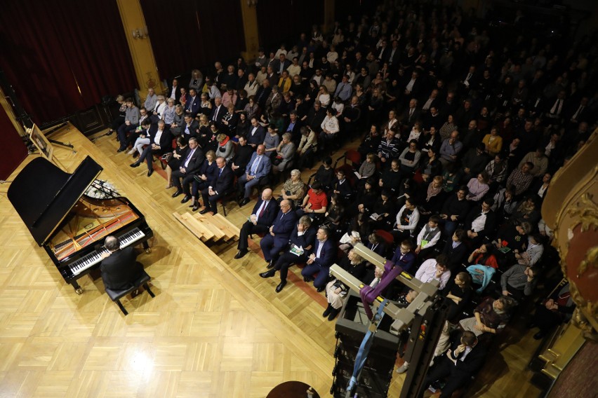 Juror konkursu, amerykański pianista Jeffrey Swann zagrał w...