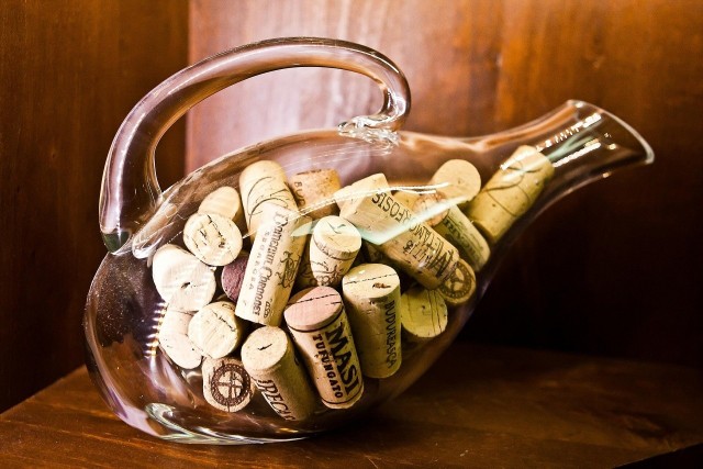 Korek jest naturalnym i ekologicznym materiałem. Zamiast wyrzucać korki od wina, lepiej wykorzystać zalety korka do stworzenia praktycznych dekoracji.