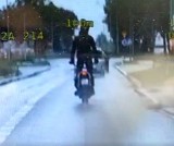 Brawurowa jazda motocyklisty w Lesznie! Wstał i puścił kierownicę. Zapłacił słony mandat [WIDEO]