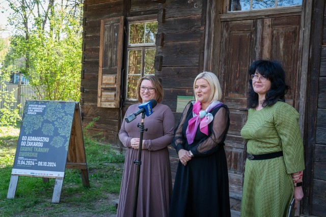 Ekspozycję w Domu Ludowym muzeum otworzyła Ilona Jaroszek, dyrektor Muzeum Wsi Radomskiej.(w środku). Towarzyszyły jest kuratorki wystawy: Klementyna Kozyra i Aneta Chałupka.