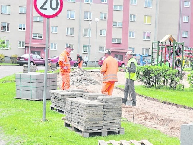 Drogowcy zrywają stare i sfatygowane płytki chodnikowe na ulicy Budowanych na osiedlu Zachód.  Powstaną tu jeszcze dwa przejścia dla pieszych, jedno obok przedszkola "U cioci Gosi"