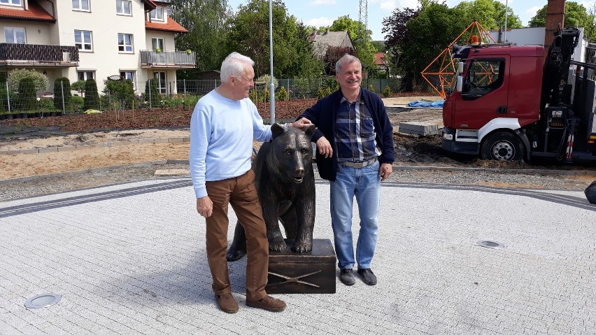 Szczecin. Miś Wojtek już stoi na skwerze swojego imienia [WIDEO, ZDJĘCIA]