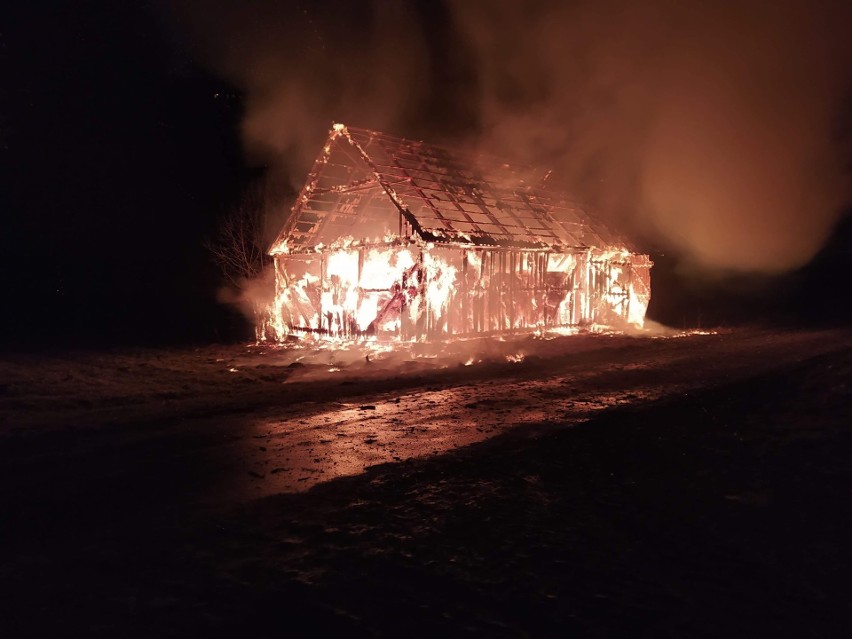 Szlasy Bure. Pożar stodoły ze słomą. Akcja gaśnicza trwała 6 godzin. 8.03.2021