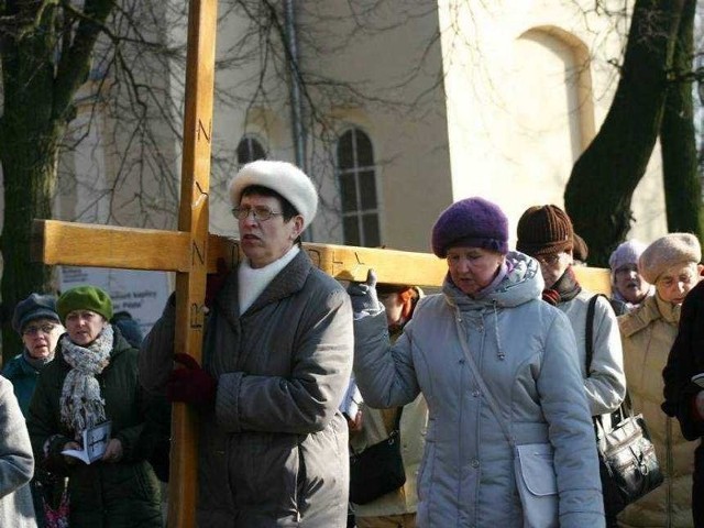 Wierni, jak przed wiekami Jezus, niosą duży krzyż