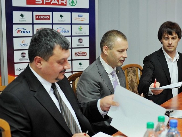 Umowę o współpracy parafowali prezes zarządu SPAR Polska Wojciech Bystroń oraz ze strony zielonogórzan Robert Dowhan i Marek Jankowski