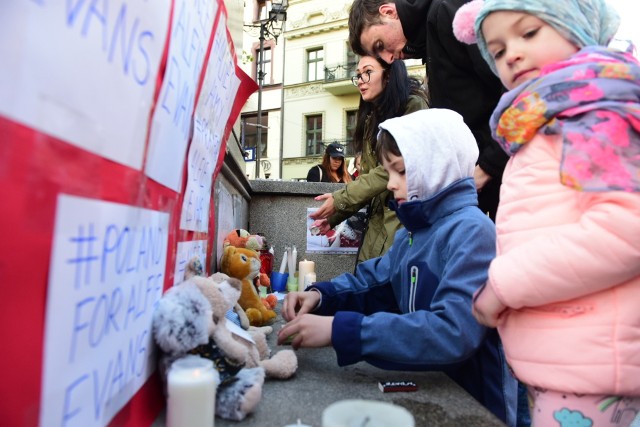 Oczy całego świata skierowane są na szpital w Liverpoolu, w którym o życie walczy Alfie Evans. Decyzją brytyjskich lekarzy i sądów 2-letni Alfie został w poniedziałek (23 kwietnia) odłączony od aparatury podtrzymującej życie. I mimo najgorszych rokowań, Alfie Evans wciąż żyje. A walkę chłopca i jego rodziców obserwuje i przeżywa cały świat. Wiele osób modli się w intencji chłopca. Nocne czuwania  nie ustają przed szpitalem Alder Hey, ale do modlitwy przyłączają się ludzie z każdego zakątka świata. W tym także z naszego regionu.