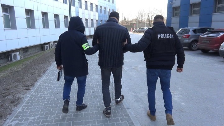 Policjanci zatrzymali poszukiwanego pseudokibica z Łodzi....