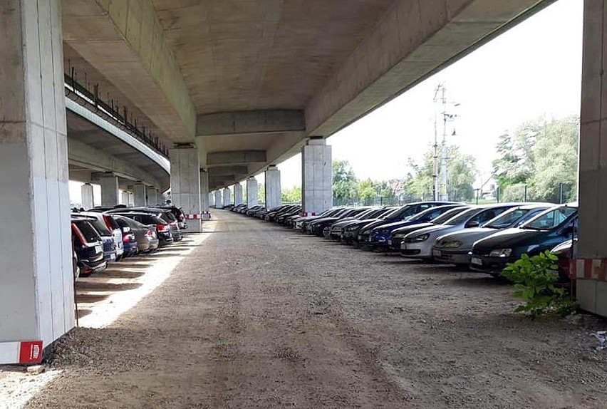 Samochody zaparkowane pod AOW