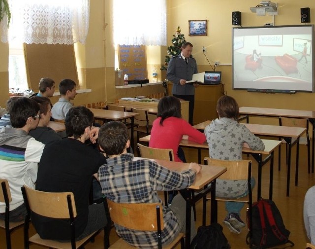 W Dobromierzu uczniowie obejrzeli talk-show prowadzony przez znaną piosenkarkę Ewę Farnę, która rozmawiała ze swoimi gośćmi na temat cyberprzemocy oraz problemu uwodzenia dzieci w Internecie.