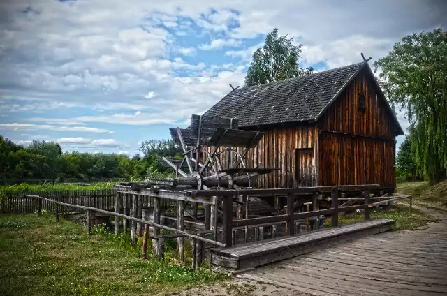 Skansen Kurpiowski im. A. Chętnika. Oddział Muzeum Północno - Mazowieckiego w Łomży . Znajduje się w malowniczym miejscu, nad Narwią, w Nowogrodzie. Wstawiamy go na pierwszym miejscu wszak National Geographic plasował go w pierwszej dziesiątce skansenów w Polsce.