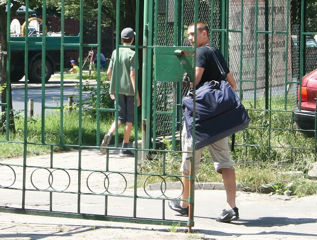 Piotr Wlazło ze sprzętem sportowym opuszcza radomski klub.