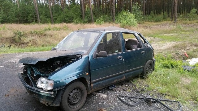 Samochód został znaleziony w środę wieczorem. Stał na jezdni częściowo blokując przejazd. Chwilę wcześniej kierowca tico musiał wpaść w poślizg. Prędkość samochodu być duża. Auto wypadło z drogi i koziołkowało. Osoby, które znalazły samochód zabezpieczyły miejsce zdarzenia i wezwały policję.W środku tico jednak nikogo nie było. Najprawdopodobniej zaraz po rozbiciu auta, kierowca uciekł. Z pewnością zostanie przeszukana okolica, gdzie znaleziono porzucony samochód. Jego kierowca mógł wypaść z auta podczas zdarzenia i może leżeć gdzieś na poboczu. Będąc w szoku mógł również wyjść z pojazdu i oddalić się.Zobacz też: Policja patroluje S3:Przeczytaj też:   Wypadek w Zielonej Górze. Cztery osoby są ranne [ZDJĘCIA]