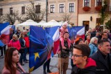 Tarnów. "My zostajemy w UE". Manifestacja na Rynku z unijnymi flagami i proeuropejskimi hasłami na transparentach [ZDJĘCIA 10.10.21]