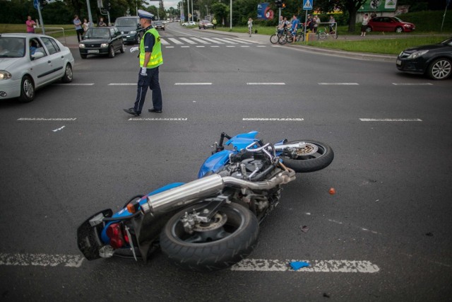 W wypadku na al. Włókniarzy ciężko ranny został 31-letni motocyklista