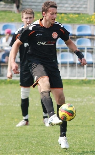 Piłkarz Hetman Łukasz Orzeł podczas środowego meczu z Unią Sędziszów doznał poważnej kontuzji nogi. 