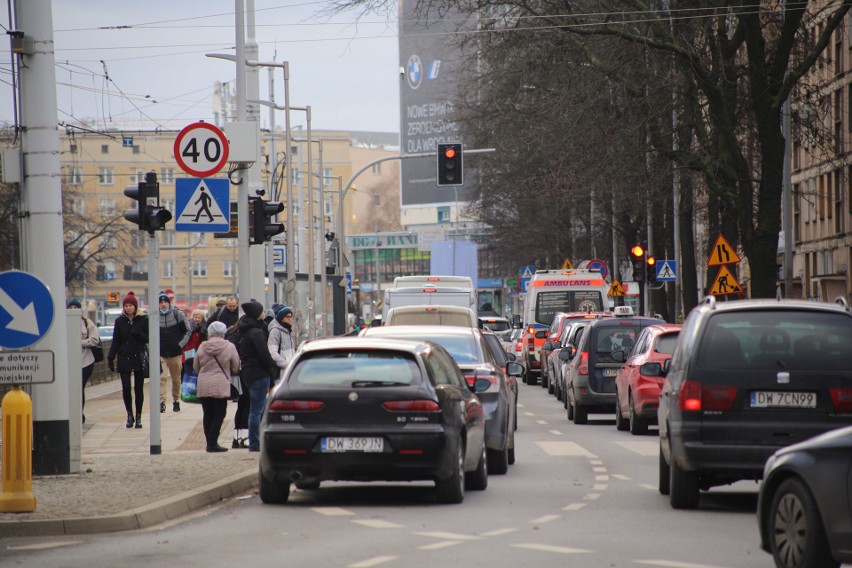 Remont na ul. Piłsudskiego spowodował ogromne korki w...