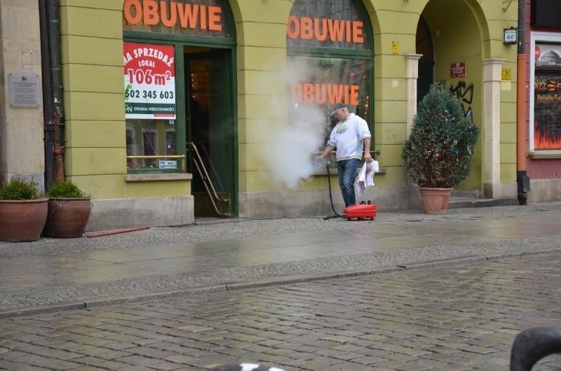 Sprzątali po sylwestrowej zabawie. Rynek czysty. Śmieci zalegały wokół (ZDJĘCIA)