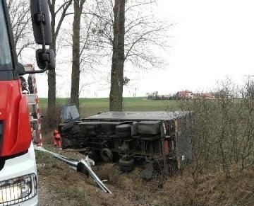 Kierowca samochodu został zabrany do szpitala