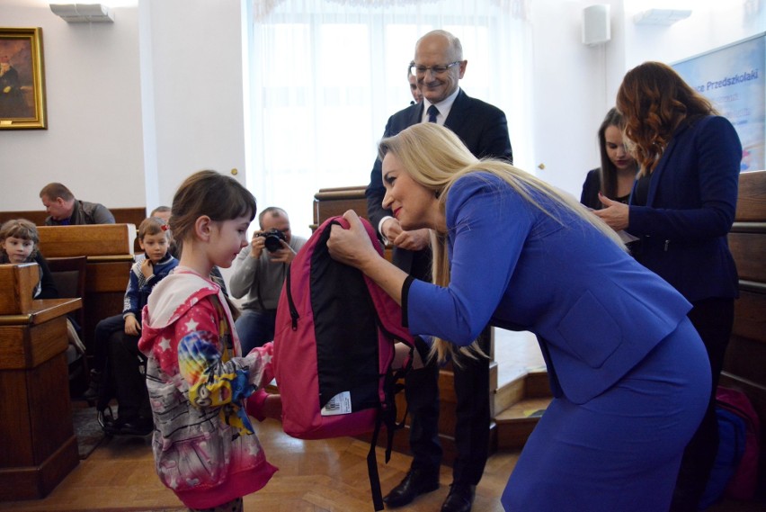 Przedszkolaki wskoczą do basenów. Dostały stroje, ręczniki, gogle 