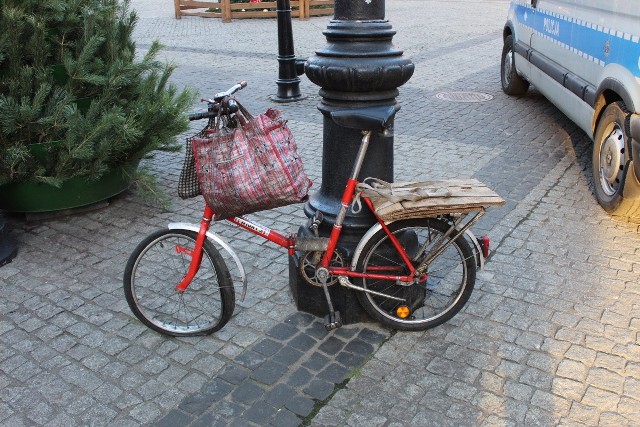 Staruszek na rowerze zderzył się z tramwajem w Grudziądzu. Rower ma "zwichrowane" koło, a tramwaj rozbity kierunkowskaz 