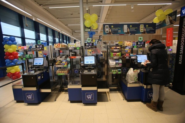 Lidl zatrudnia kolejnych 500 pracowników i działa na rzecz swojego wizerunku jako atrakcyjnego pracodawcy. Najnowsza odsłona kampanii employer brandingowej „Praca na lata” rozpoczęła się 23 sierpnia. Tym razem działania rekrutacyjno-wizerunkowe są prowadzone pod nowym hasłem „Mam umowę na bezpieczną przyszłość”.ILE MOŻNA ZAROBIĆ? SPRAWDŹ - KLIKNIJ DALEJ