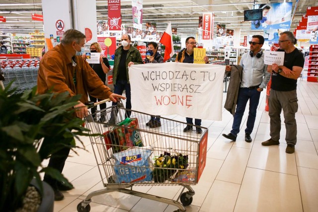 Kraków, protest przed sklepem Auchan w związku z nie wycofaniem się firmy z Rosji