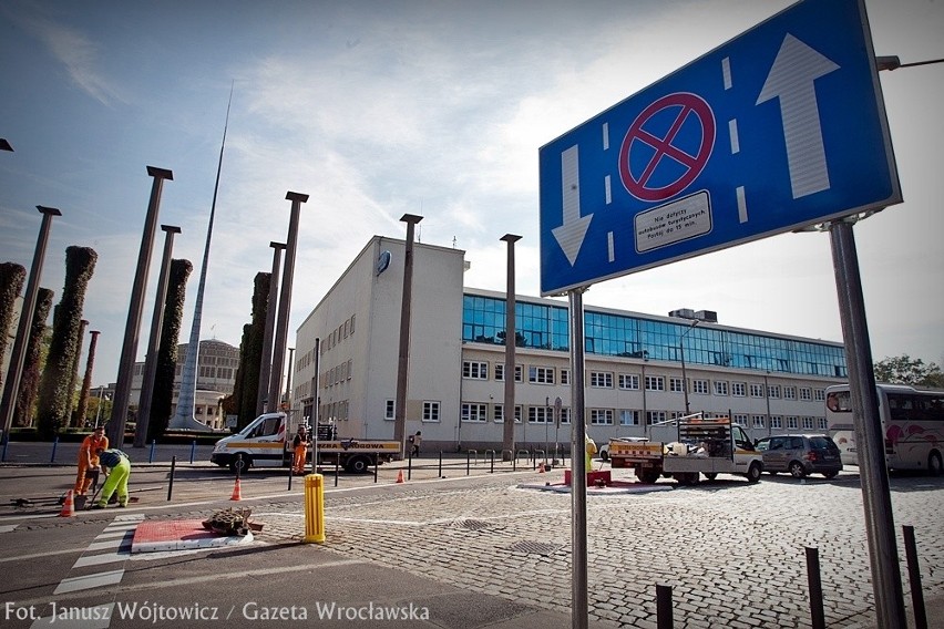 Znika ostatni parking przy Hali Ludowej. Są słupki i znaki [ZDJĘCIA]