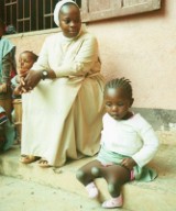 Piękny dar. Pieniądze zebrane przy żywej szopce sfinansują operacja dziewczynki z Kamerunu 