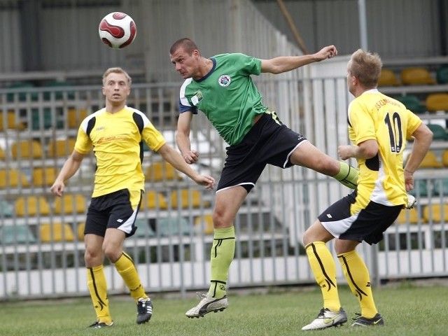 Tomasz Pietrasiewicz (w środku) jest liderem strzelców IV ligi i liderem rankingu.