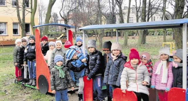 Do tego pociągu na odnowionym placu zabaw zmieściła się cała grupa starszaków.