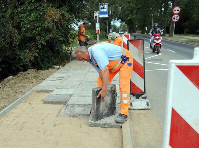 Wczoraj trwały ostatnie prace przy budowie przystanków.  Na zdj.  przystanek  na żądanie Podbórzańska-Ogrody.