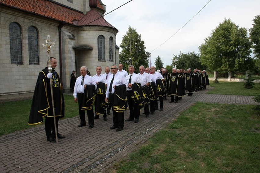 Erygacja nowej chorągwi świętego Jana Pawła II przy parafii w Kazimierzy Małej. Zobacz zdjęcia