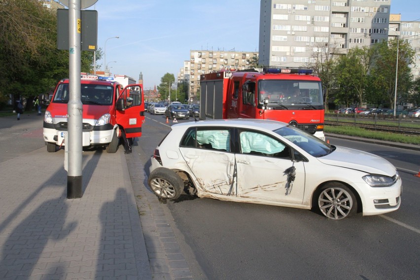 Wypadek golfa na Legnickiej. Duże utrudnienia [ZDJĘCIA]