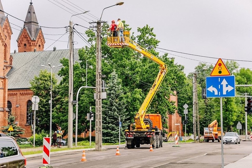 Ostrów Maz. Trwa przepinanie linii energetycznych i usuwanie słupów na ul. Kościuszki 