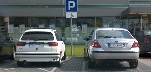 Od soboty takie parkowanie na miejscu dla osoby niepełnosprawnej może kosztować kierowcę nie tylko 500 złotych mandatu. Zapłaci także za odholowanie samochodu na policyjny parking.