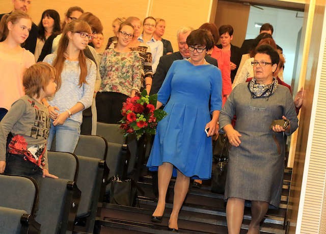 Minister Joanna Kluzik-Rostkowska w sali koncertowej toruńskiej szkoły muzycznej wysłuchała recitalu w wykonaniu pianisty i kwartetu
