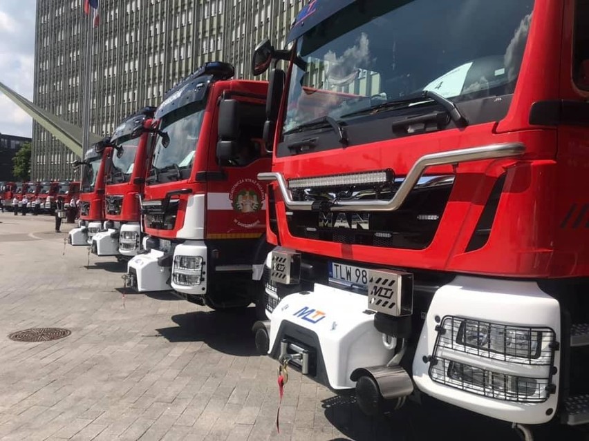 Ochotnicza Straż Pożarna Żelisławice dostała nowy wóz podczas wojewódzkich uroczystości w Kielcach (ZDJĘCIA)