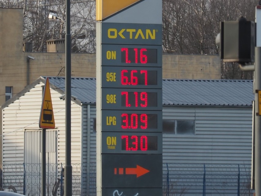 Stacja  Oktan na ulicy Rokicińskiej - diesel po 7,16,...