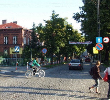 Rano na ul. Niepodległości natężenie ruchu jest takie, jak w popołudniowych godzinach szczytu.