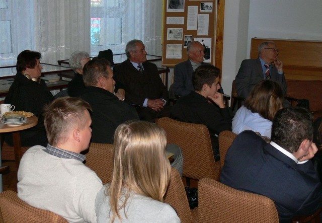 W spotkaniu uczestniczył m.in. Jan Grandys, (pierwszy z prawej) dyrektor Szkoły Podstawowej nr 5, (obecnie gimnazjum nr 3), która w 1975 roku przyjęła imię porucznika Józefa Sarny.